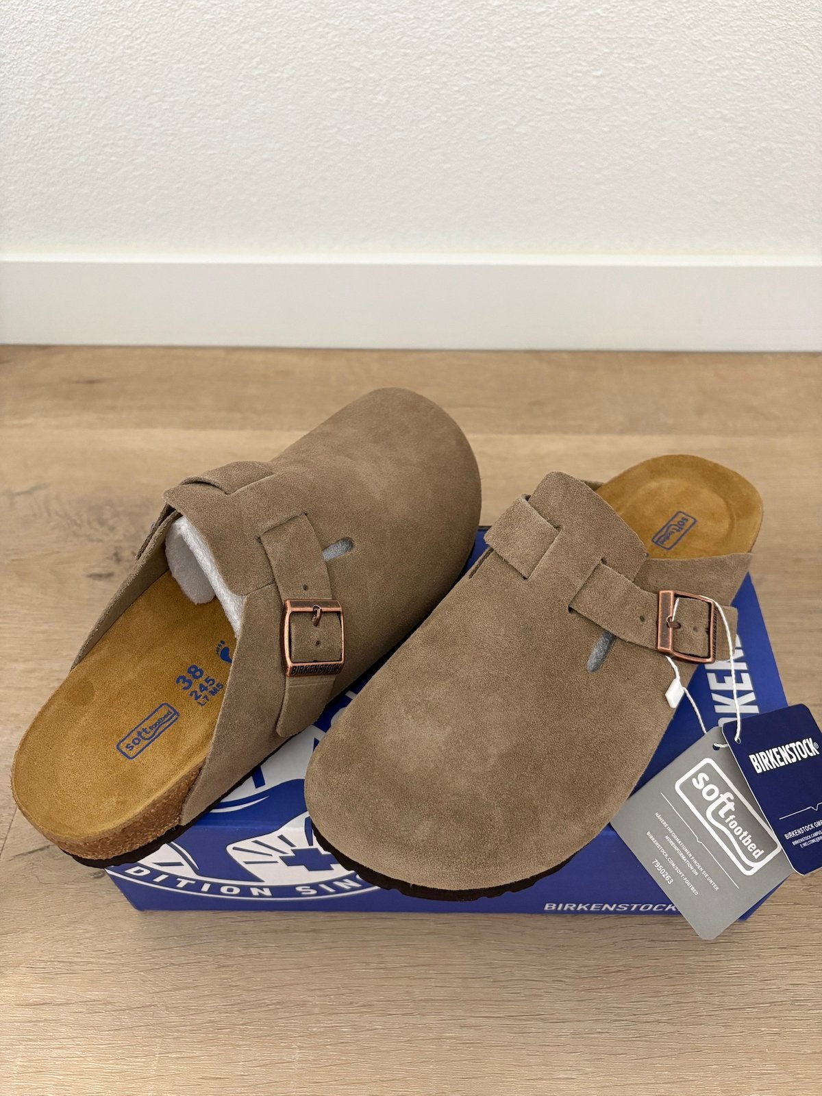 Nieuwe Birkenstock Boston Taupe Suède, Kleding | Dames, Schoenen, Verzenden, Nieuw, Overige kleuren, Sandalen of Muiltjes