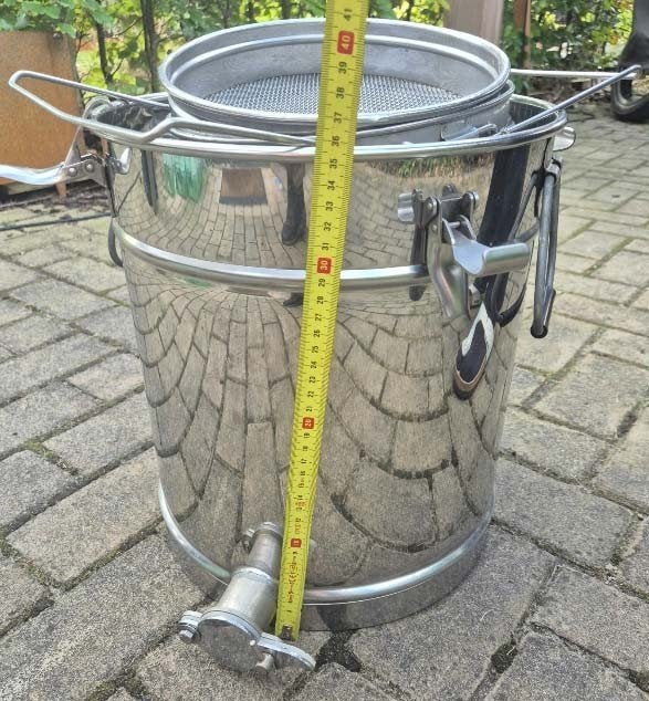 Bijen: honing vulemmer met toebehoren, Bijen