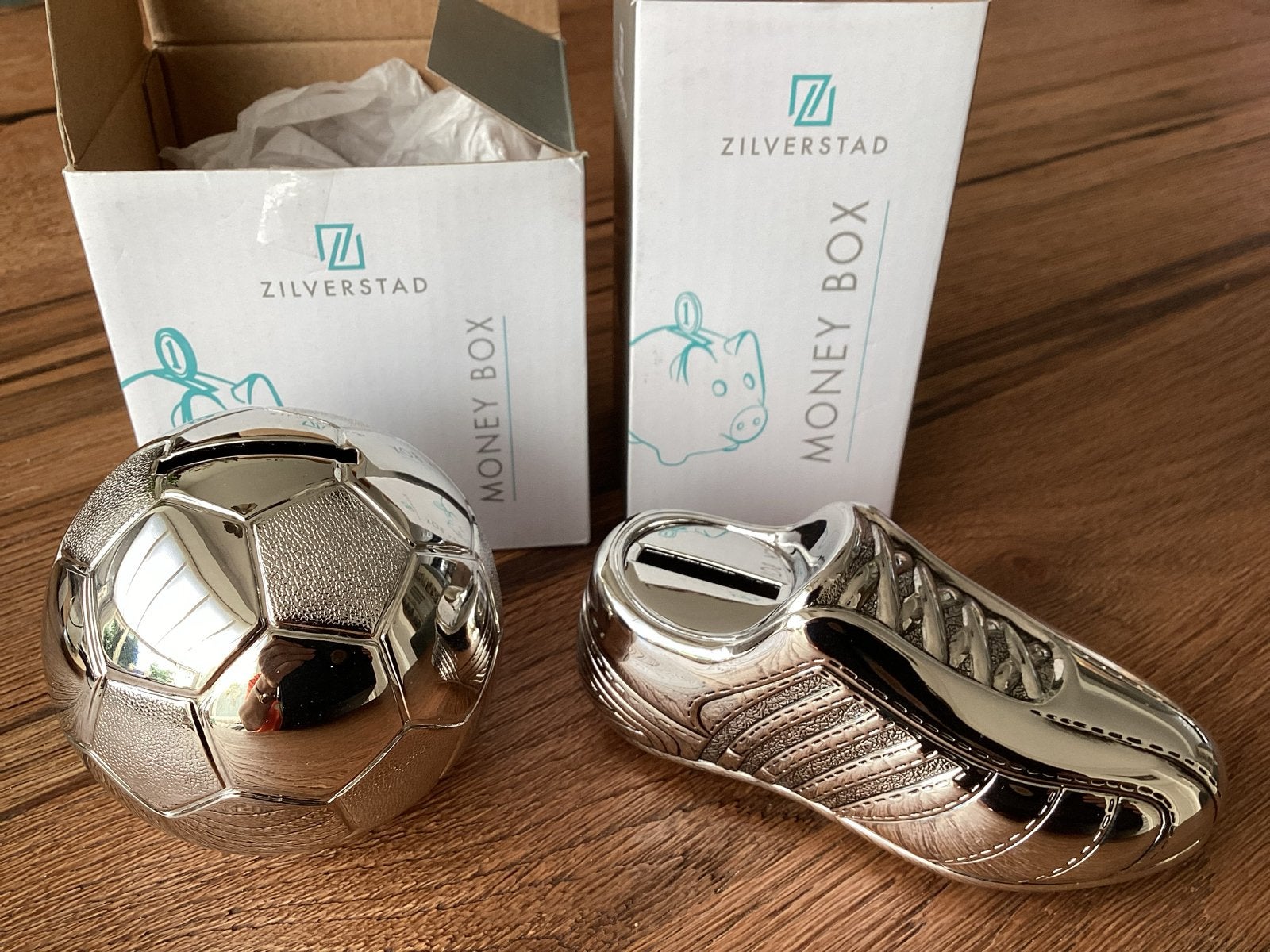 Zilverstad 2 nieuwe spaarpotten: voetbal en voetbalschoen, Verzamelen, Ophalen of Verzenden, Nieuw, Overige materialen, Overige thema's