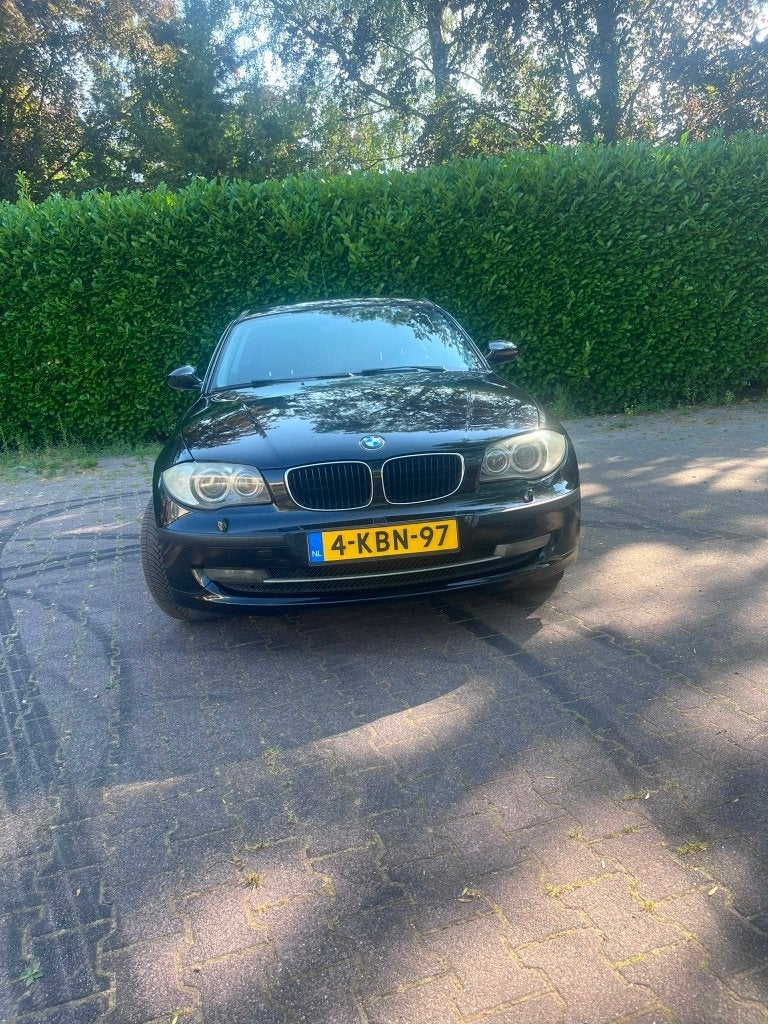 BMW 1-Serie 1.6 116I 3DR AUT 2008 Zwart, Auto's, BMW, 4 cilinders, 4 stoelen, Leder en Stof, 1200 kg