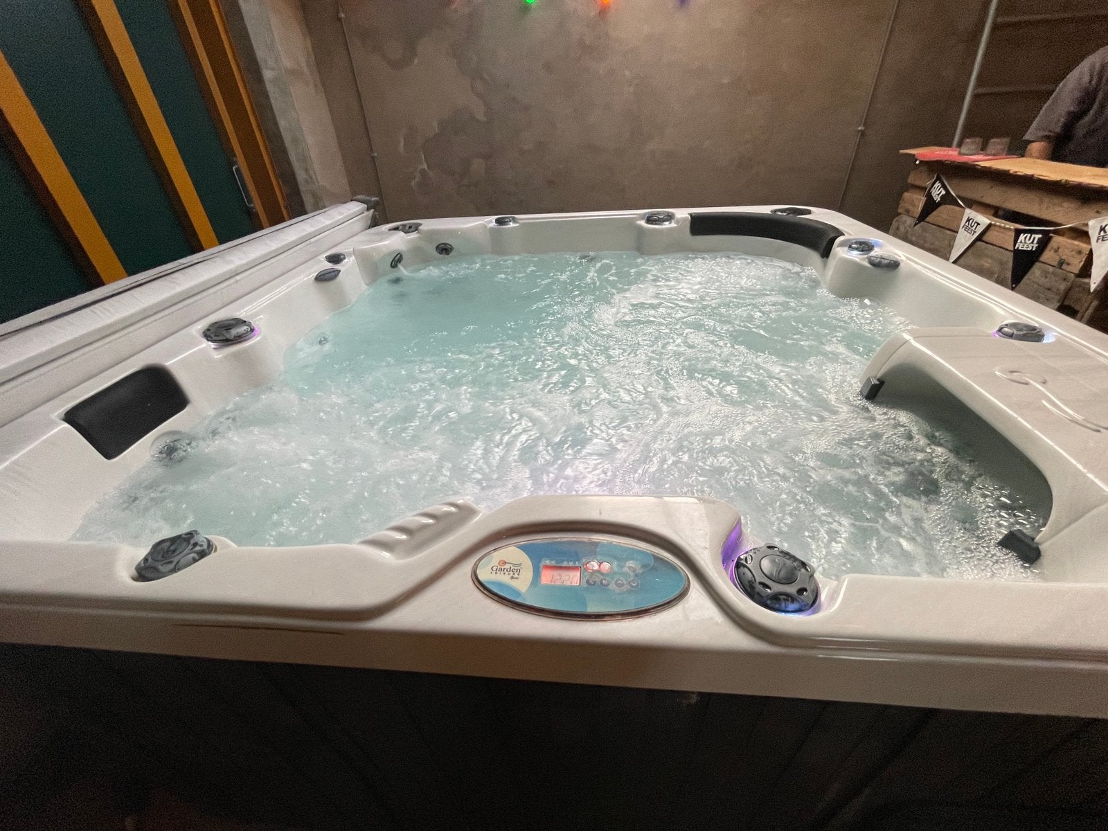 Luxe Garden Leisure Spa Jacuzzi, Ophalen, Gebruikt, Afdekzeil, Vast