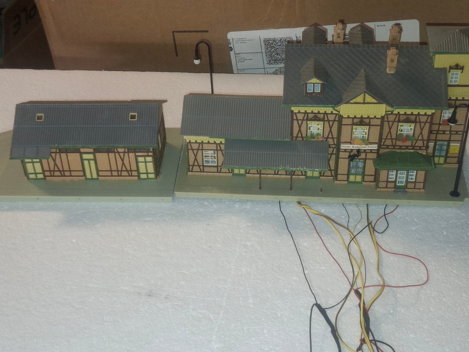 Station met verlichting en lantaarnpalen ho, Hobby en Vrije tijd, Modeltreinen | H0, Gebruikt, Brug, Tunnel of Gebouw, Ophalen of Verzenden
