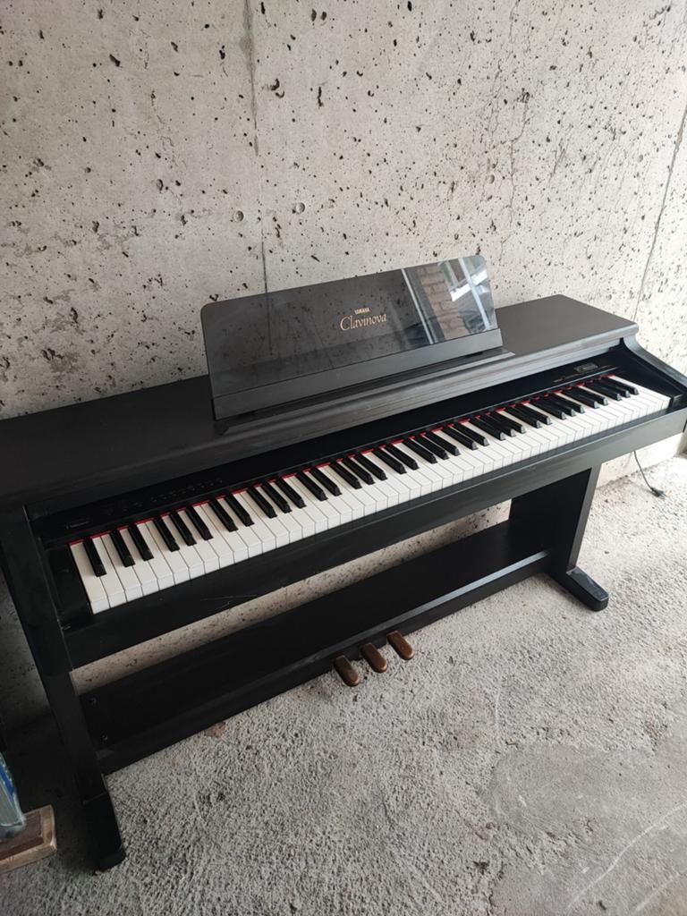 Yamaha Clavinova Digitaal Piano CLP 123 met 3 pedallen, Muziek en Instrumenten, Piano's, Ophalen, Gebruikt, Bruin, Digitaal