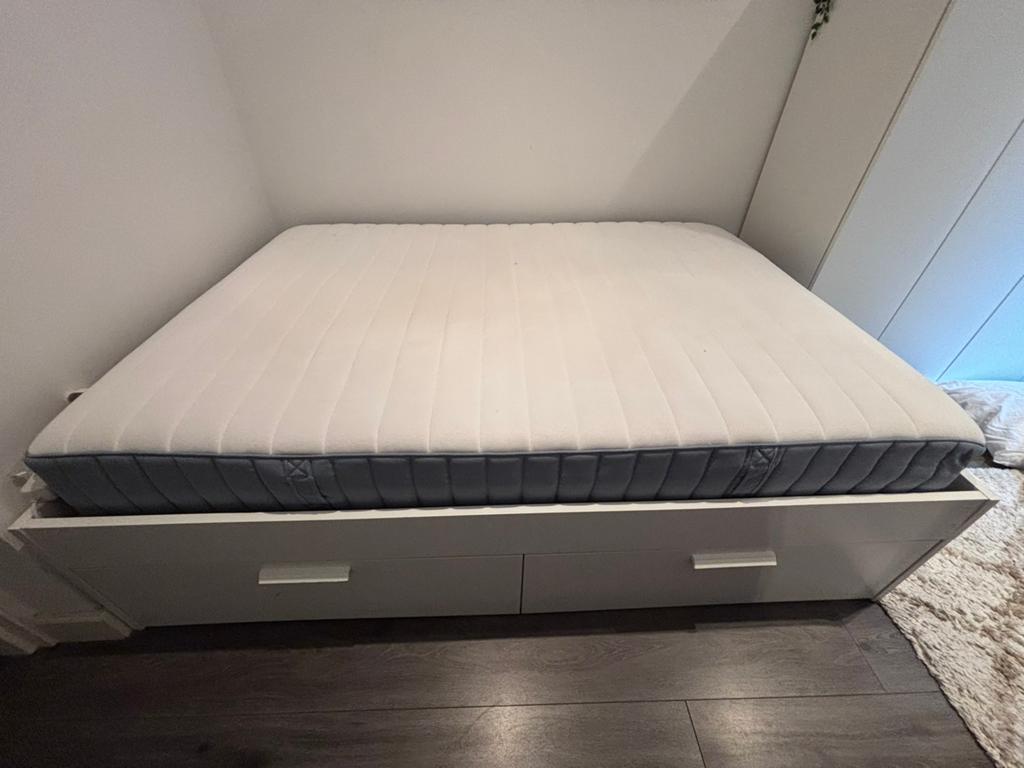 Gratis IKEA Brimnes bed 140 + lattenbodems + matras, Ophalen, Gebruikt, Wit, Tweepersoons