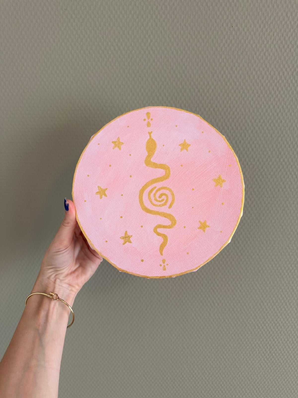 Rond, roze schilderij op canvas met een gouden slang, Antiek en Kunst, Ophalen of Verzenden