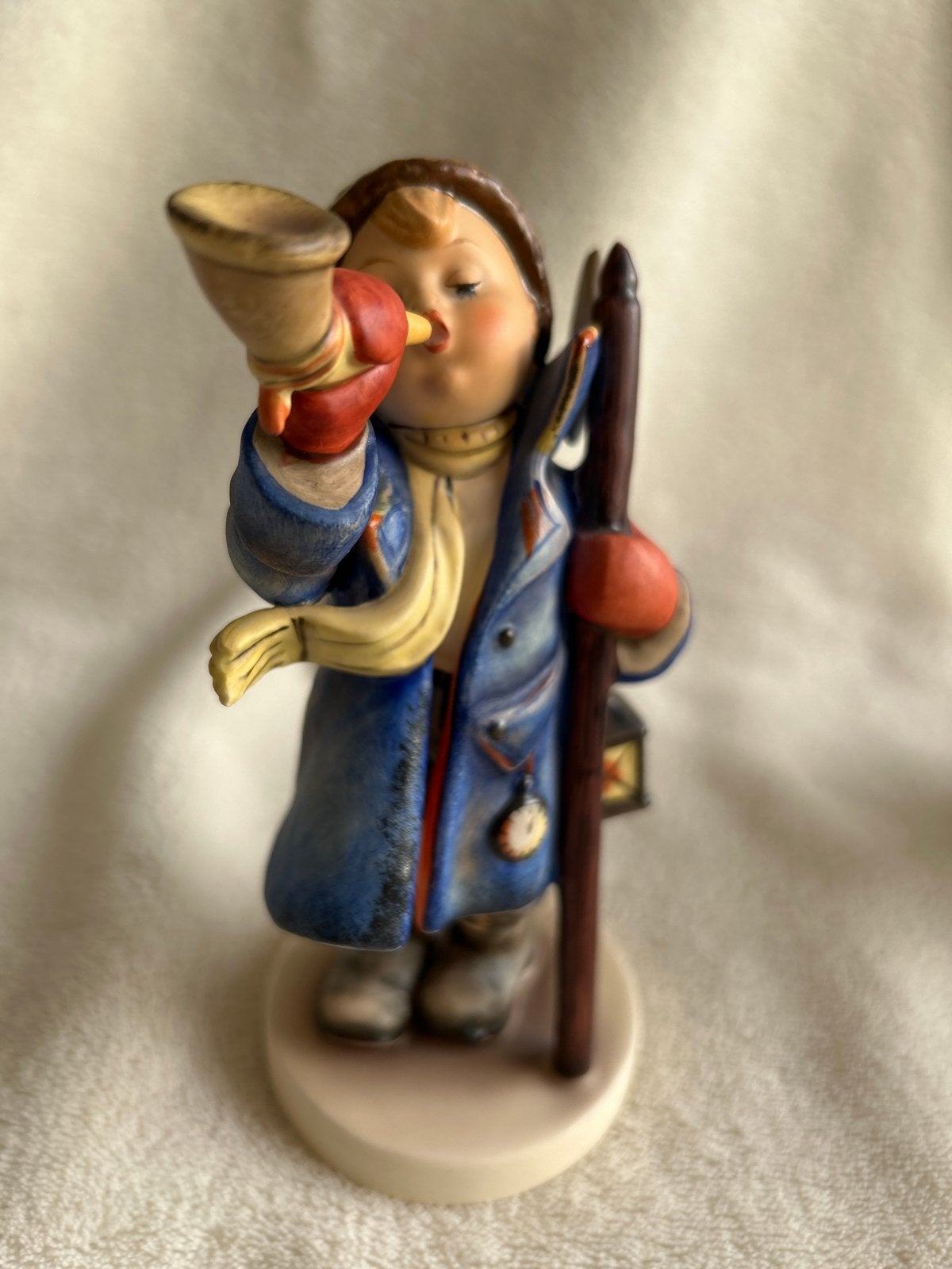 Vintage Goebel Hummel beeldje: Jongen met hoorn en lantaarn, Verzamelen, Ophalen of Verzenden, Zo goed als nieuw, Hummel