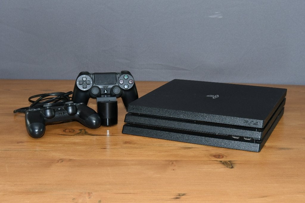 Sony PlayStation 4 Pro 1 TB + 2 controllers + laadstation, Spelcomputers en Games, Ophalen, Met 2 controllers, Zo goed als nieuw