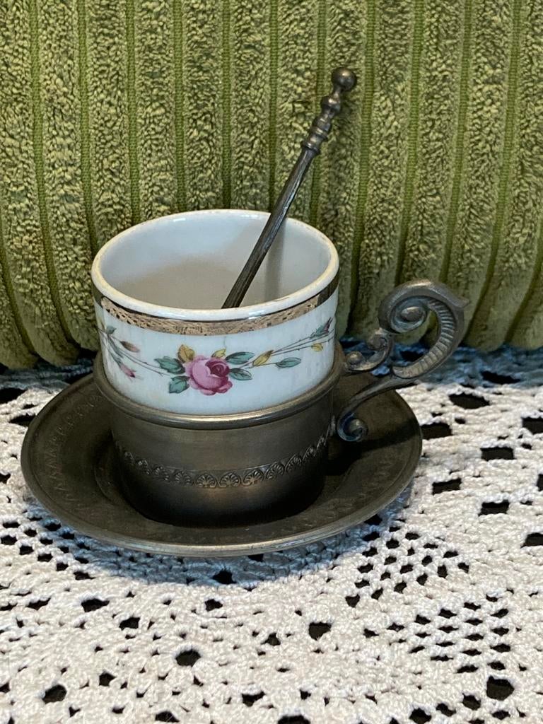 Vintage porseleinen kopje in tinnen houder (050526), Ophalen
