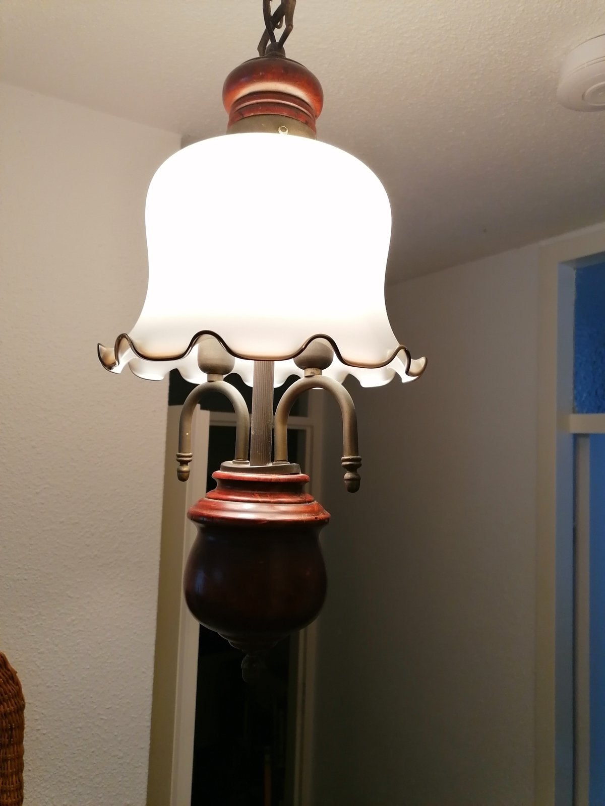 Prachtige Hanglamp met melkglas/messing/noten houten bol, Ophalen of Verzenden, Zo goed als nieuw, Minder dan 50 cm
