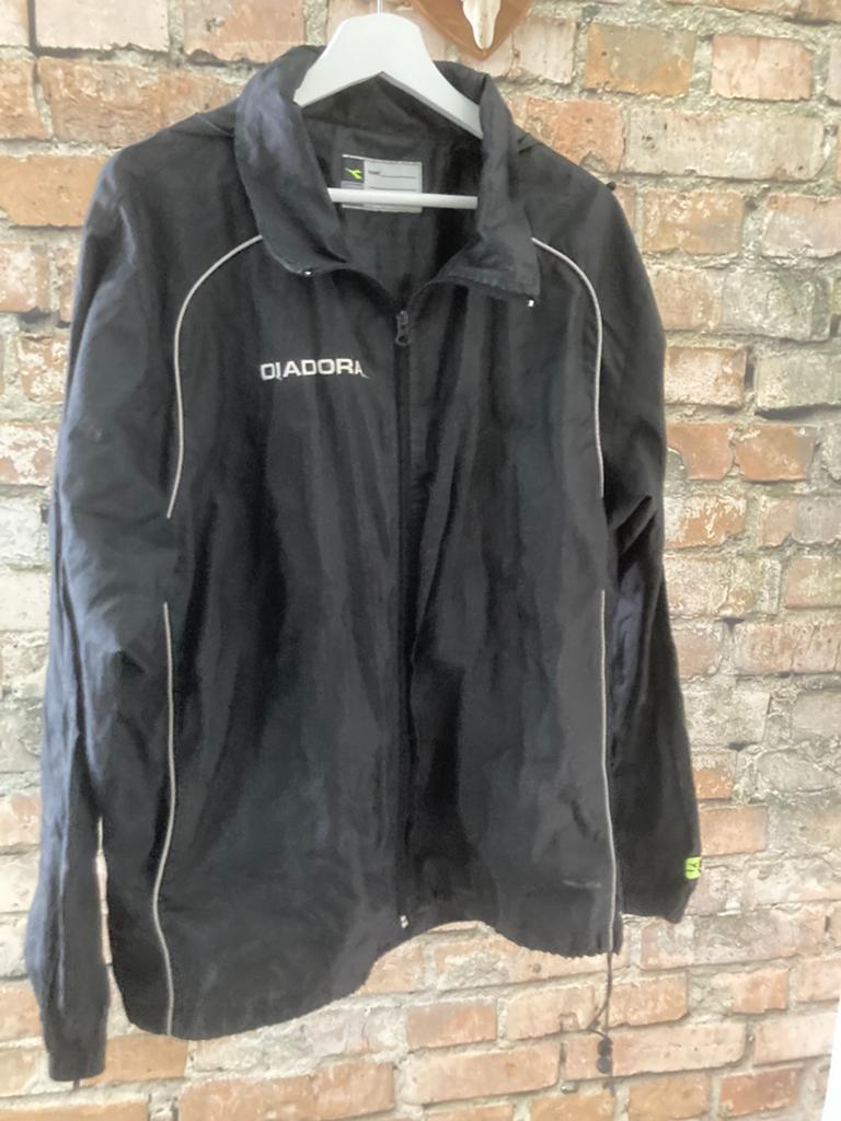 Zwarte lichtgewicht Diadora regenjas maat L., Caravans en Kamperen, Regenkleding, Ophalen of Verzenden, Gebruikt, Regenjas, Heren