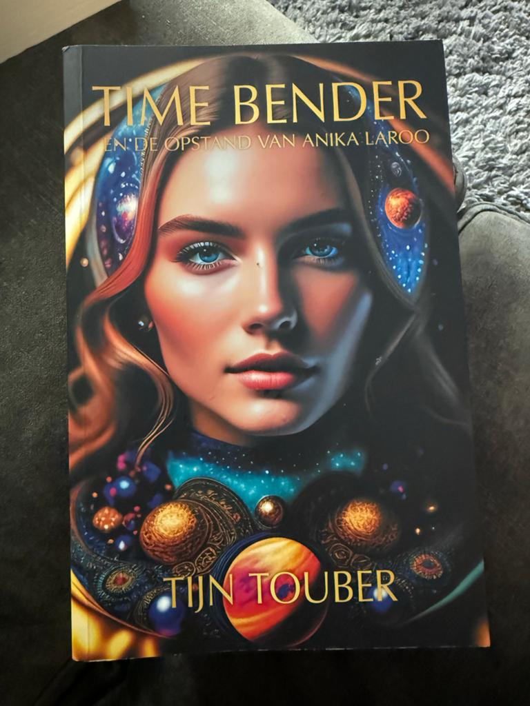 Tijn Touber - Time Bender en de opstand van Annika Laroo, Boeken, Literatuur, Zo goed als nieuw, Ophalen of Verzenden