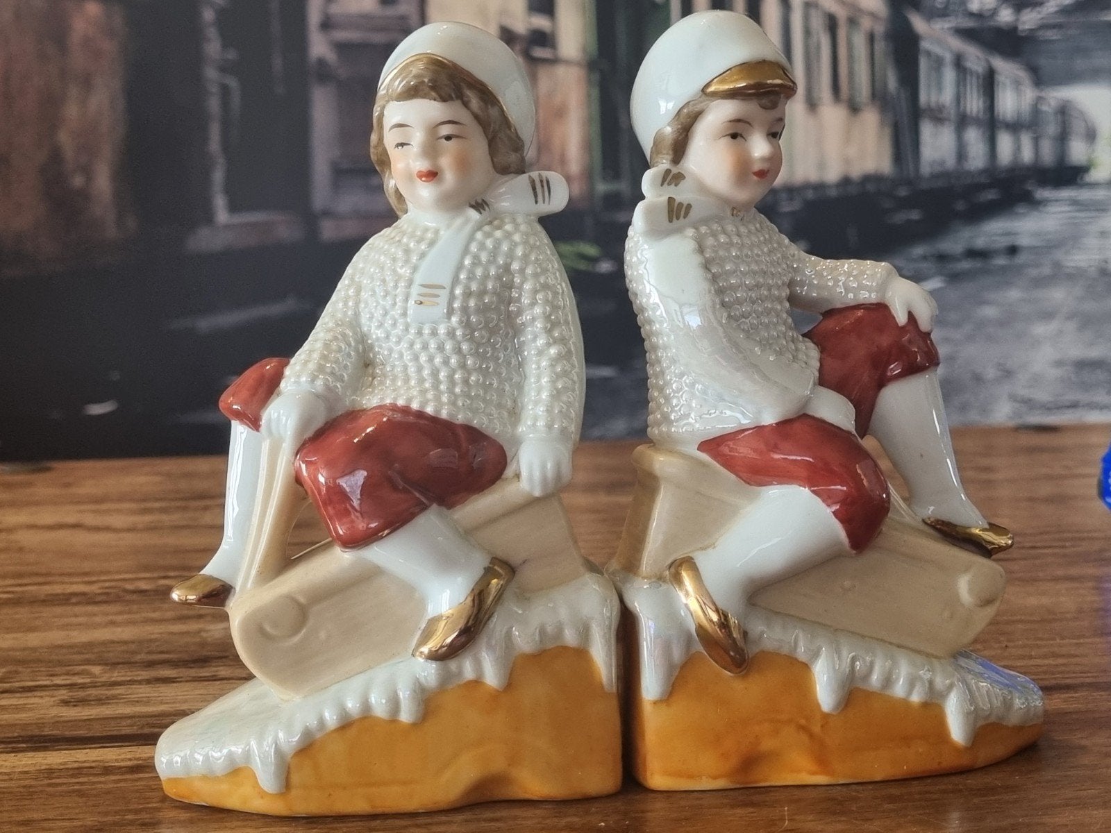 Vintage porseleinen beeldjes op slee, Ophalen of Verzenden