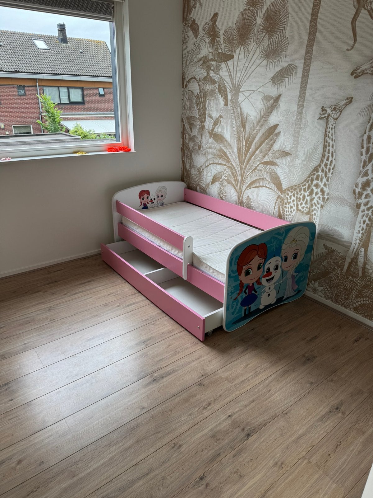 Kinderbedje Frozen, 70 tot 85 cm, Zo goed als nieuw, Matras, 140 tot 160 cm