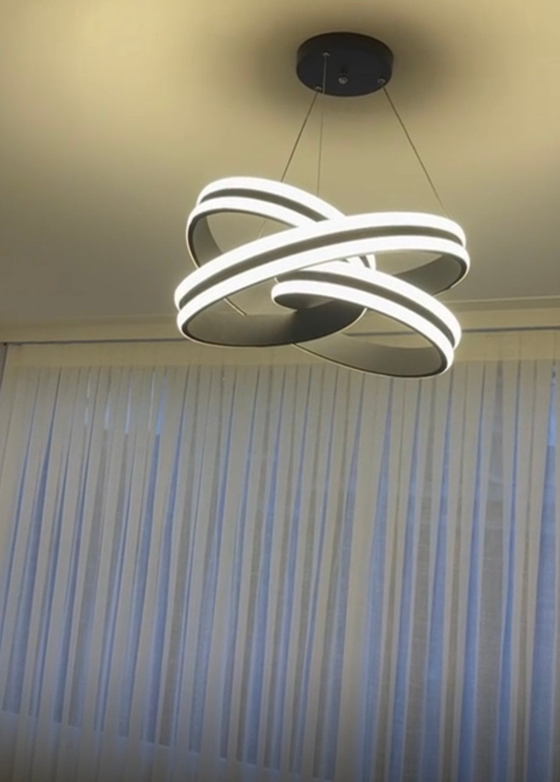 Design 3 ringen hanglamp zwart met wit kleur te koop, Huis en Inrichting, Ophalen, Nieuw