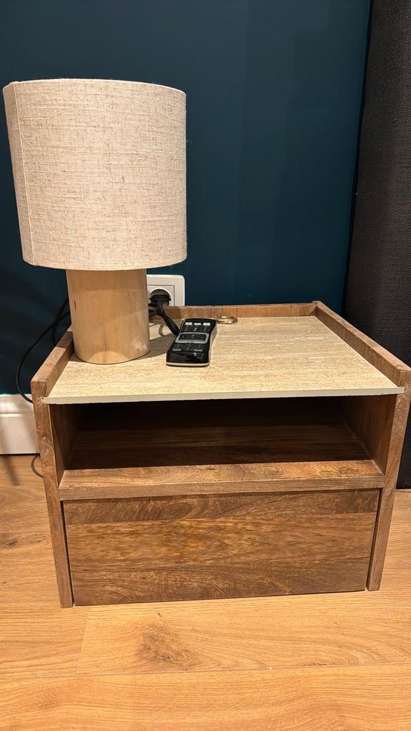Zwevend nachtkastje met travertin blad, Huis en Inrichting, Slaapkamer | Nachtkastjes, Ophalen, Overige materialen, Minder dan 45 cm