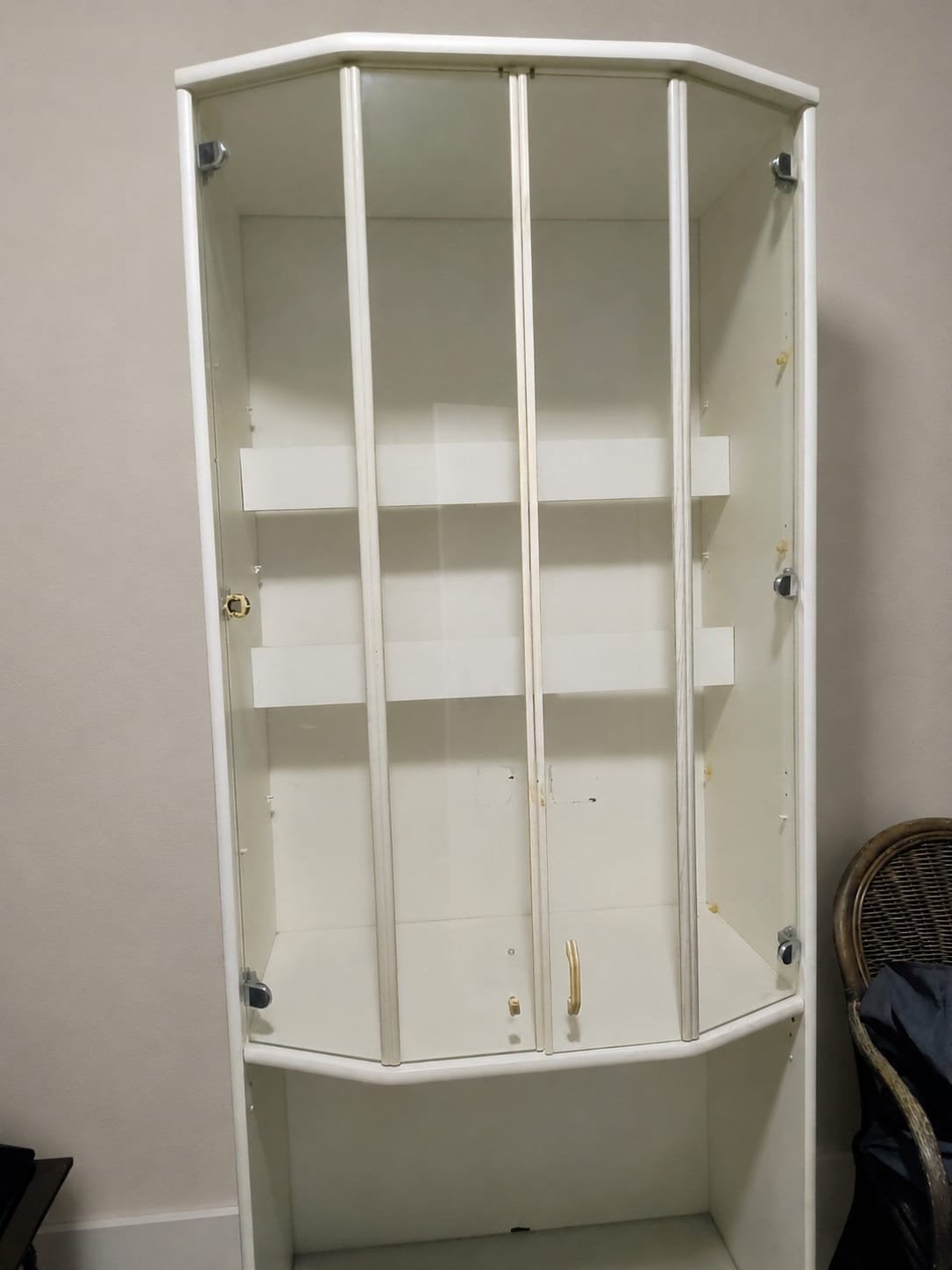 Witte vitrinekast met glazen deuren en planken, Ophalen, Overige houtsoorten, 50 tot 100 cm, Modern