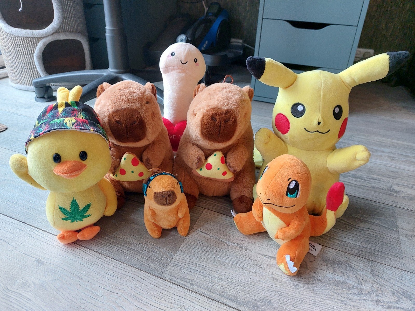 7 knuffels o.a. capibara, Pikachu, Charmander, Ophalen of Verzenden, Zo goed als nieuw