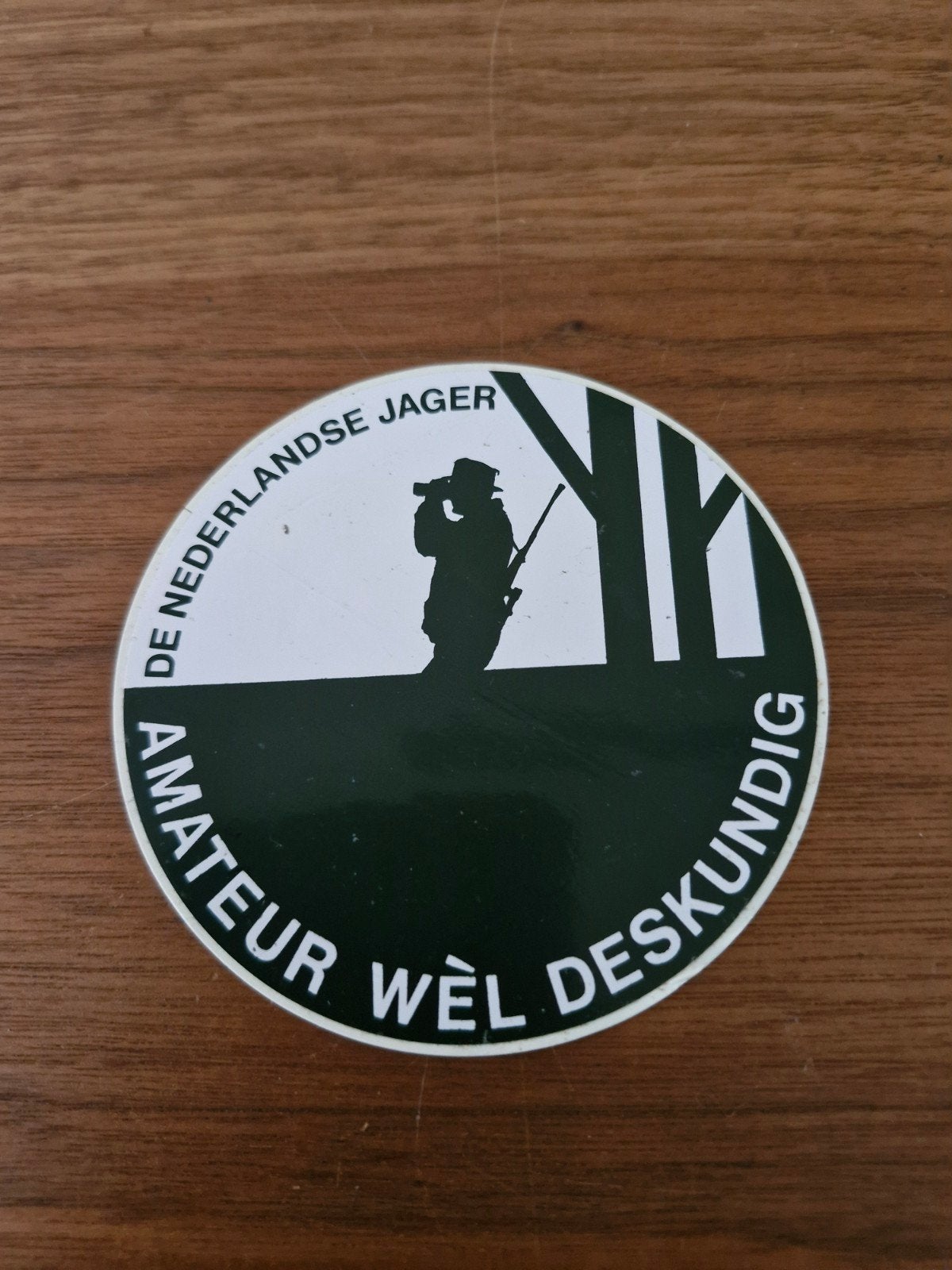 9256 Sticker 'De Nederlandse Jager Amateur Wèl Deskundig', Verzamelen, Stickers, Ophalen of Verzenden, Nieuw, Overige typen