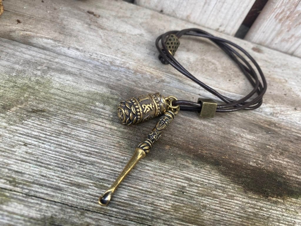 Super mooie Tibetaanse ashanger met mantra aan leren ketting, Sieraden, Tassen en Uiterlijk, Kettingen, Overige materialen, Verstelbaar