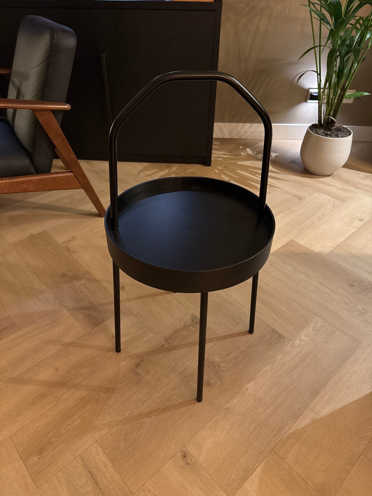 Zwart bijzettafeltje met handvat, rond, 38cm diameter, Minder dan 55 cm, Gebruikt, Metaal of Aluminium, Rond