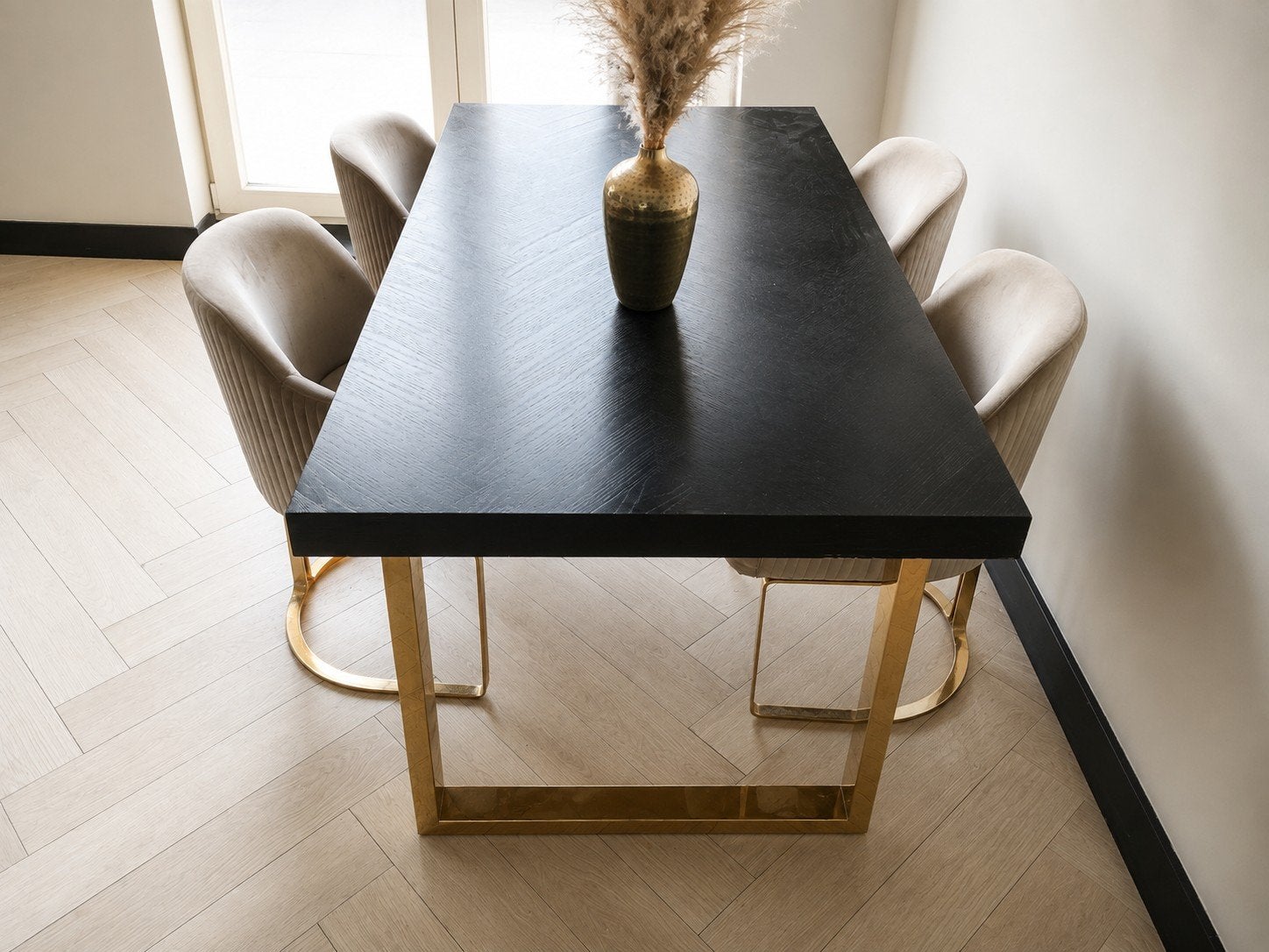 Moderne zwarte eettafel met gouden onderstel, Huis en Inrichting, Tafels | Eettafels, Overige houtsoorten, Gebruikt, 100 tot 150 cm