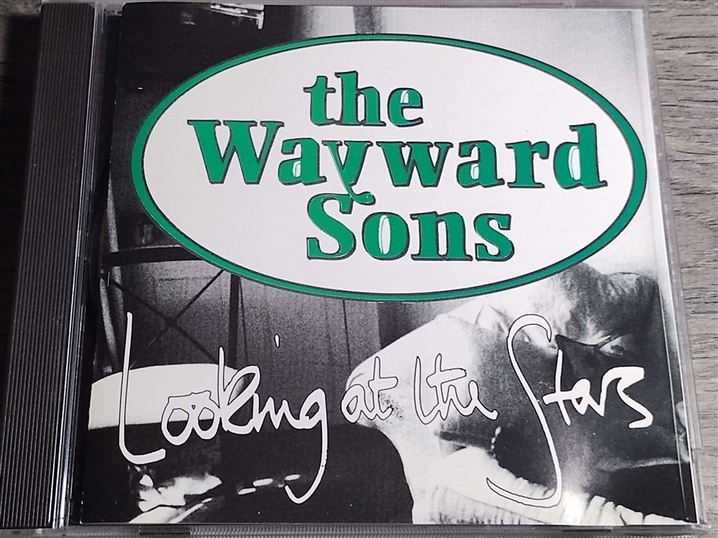 The Wayward Sons - Looking at the Stars [Gesigneerd], Cd's en Dvd's, Cd's | Rock, Ophalen of Verzenden, Zo goed als nieuw, Poprock
