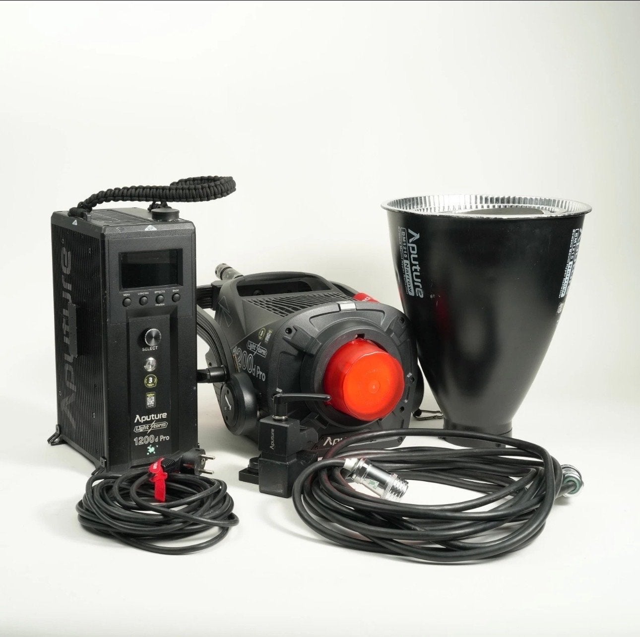 Aputure 1200d Pro LED Videolamp met reflector, Audio, Tv en Foto, Fotografie | Fotostudio en Toebehoren, Ophalen, Zo goed als nieuw