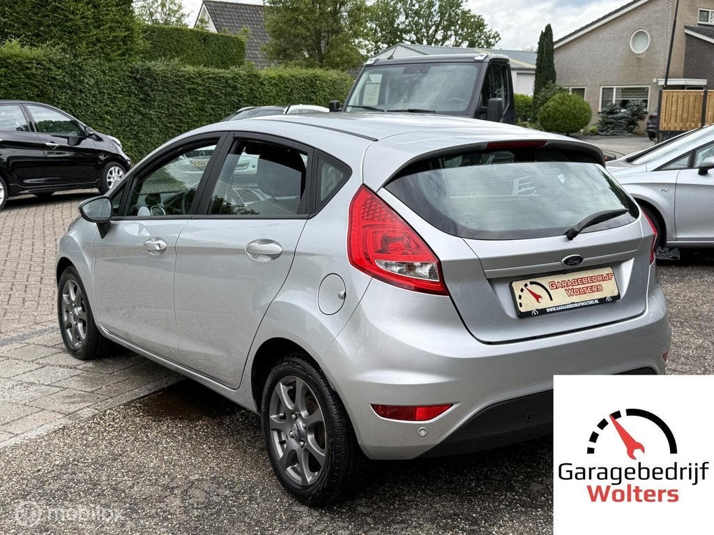 Ford Fiesta 1.25 Titanium 82pk stoelverwarm. parksens. airco, Auto's, Voorwielaandrijving, Stof, Gebruikt, 4 cilinders