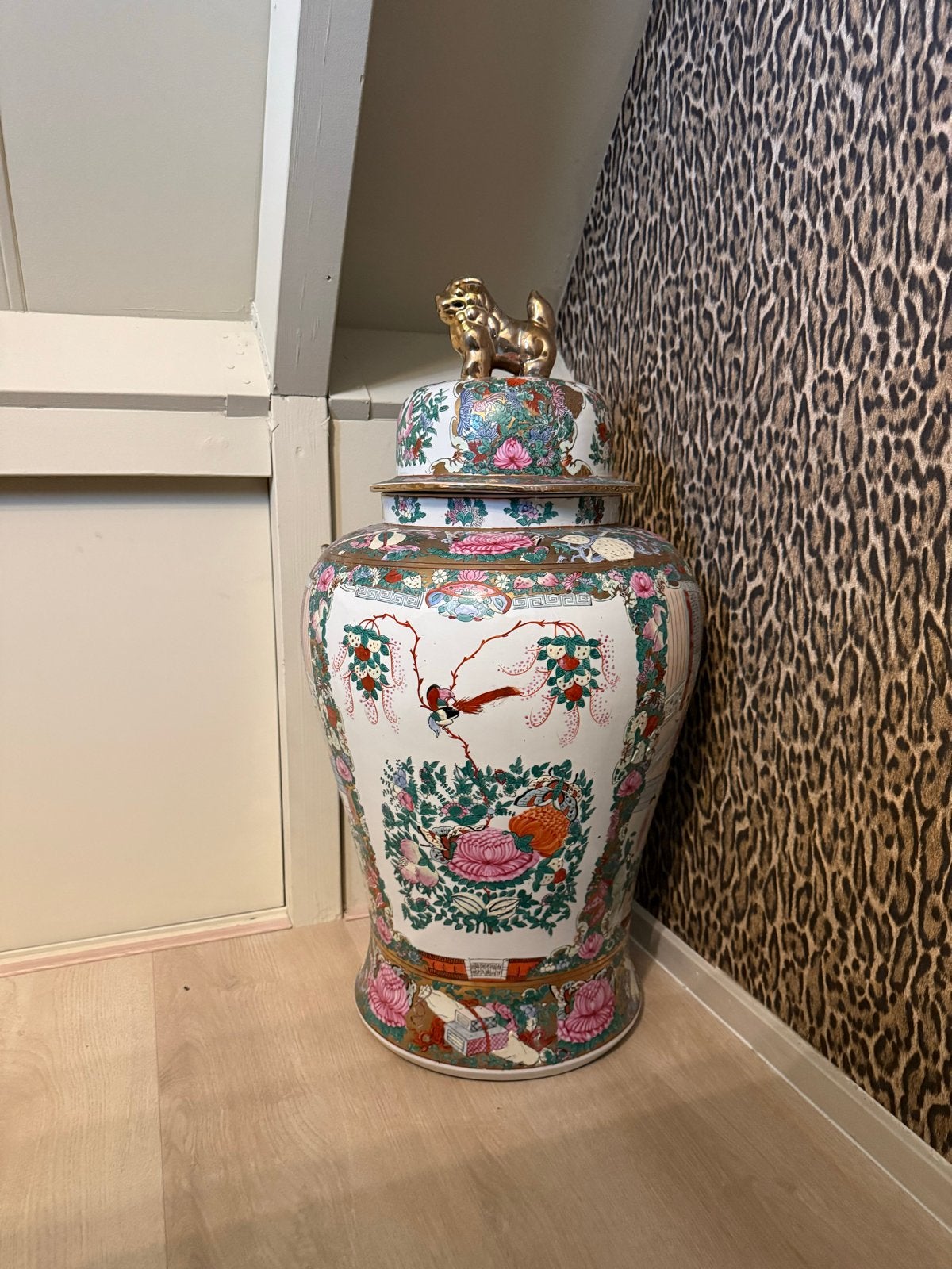 Grote Chinese Dekselvaas met Rijk Bloemdecor en Foo Dog, Antiek en Kunst, Ophalen of Verzenden