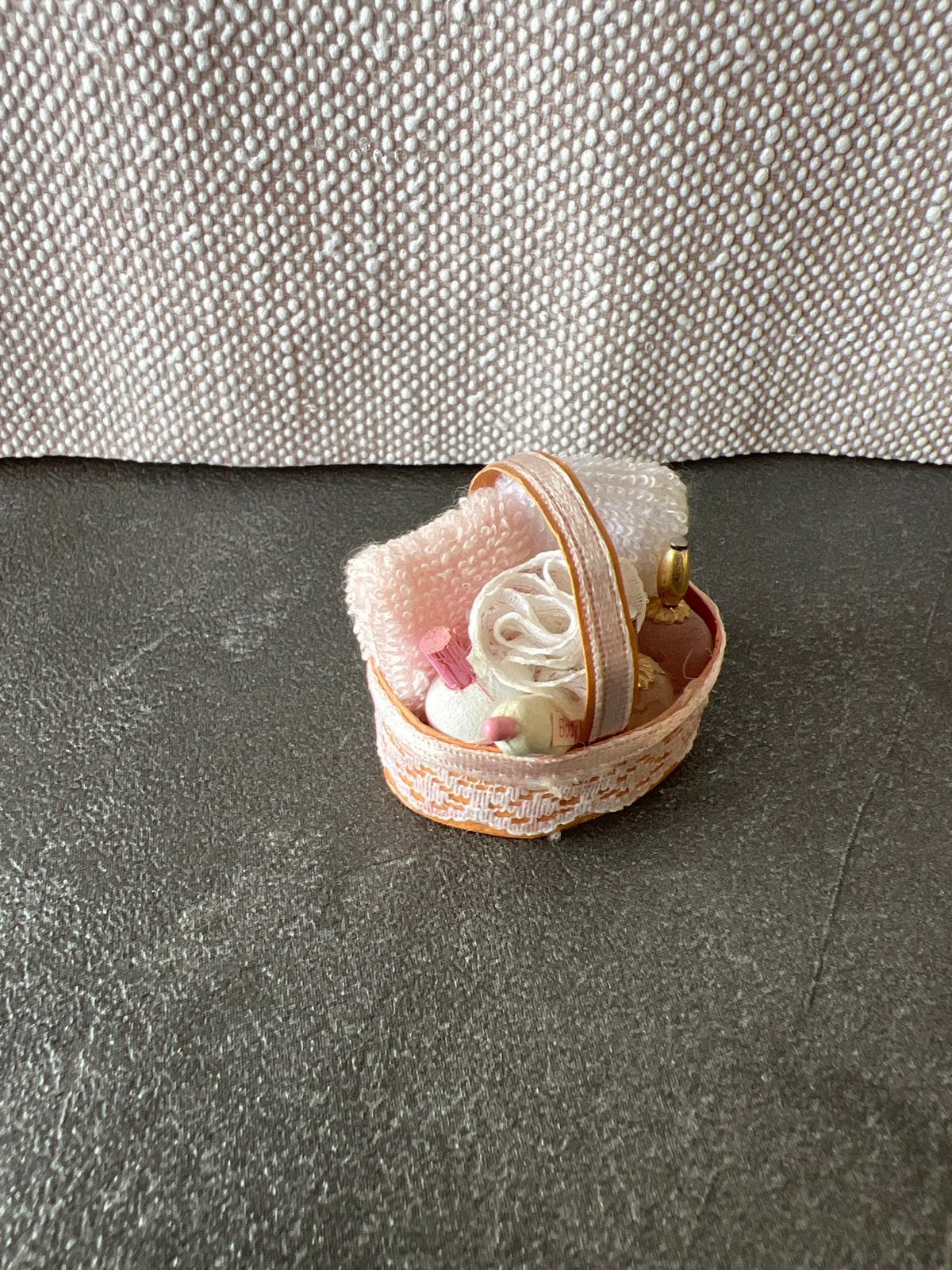 Poppenhuis baby set 1:12 - Mandje met verzorgingsproducten, Verzamelen, Poppenhuizen en Toebehoren, Ophalen of Verzenden, Nieuw