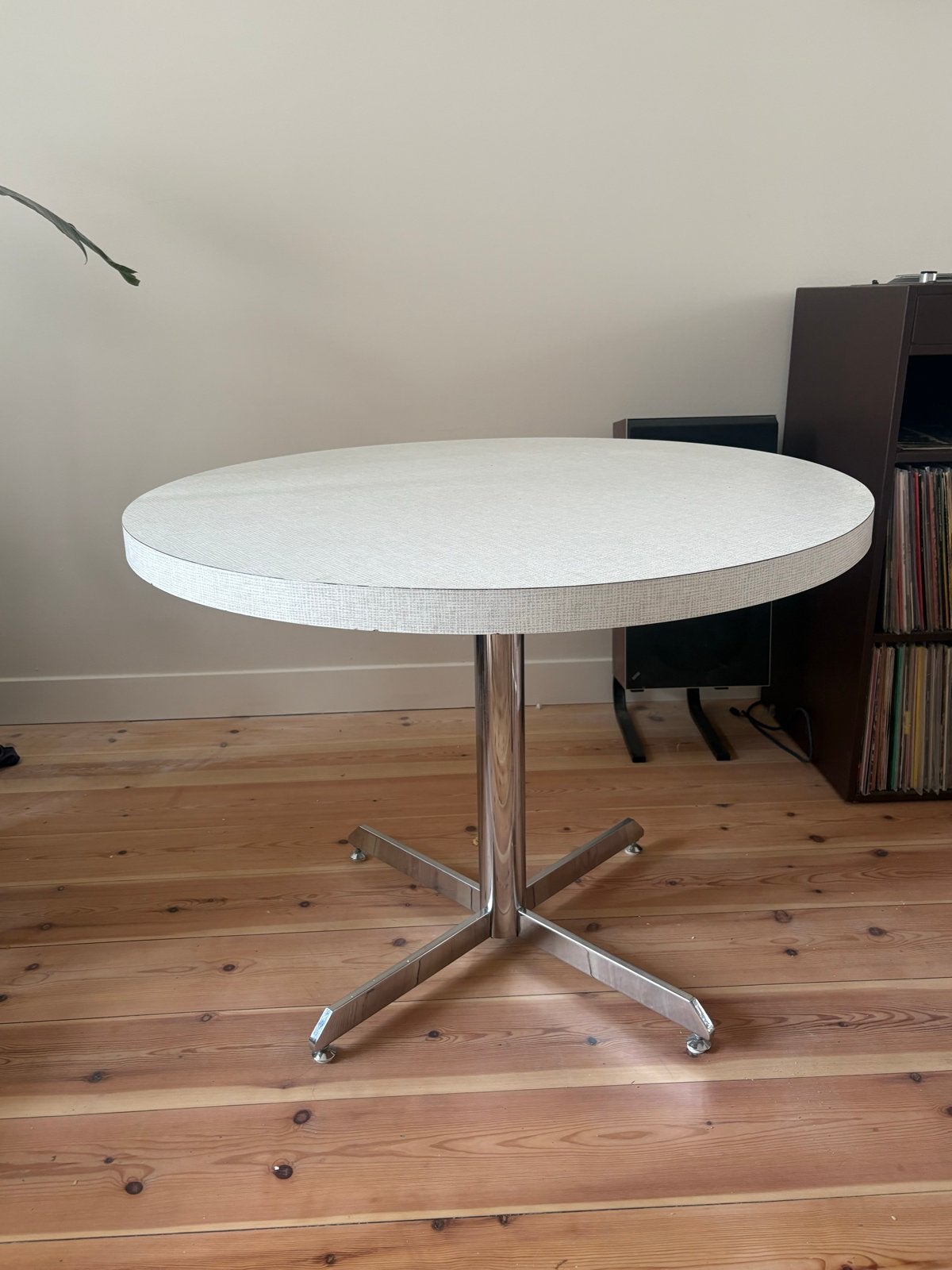 Vintage Ronde Eettafel met Chromen Voet, Ophalen, Gebruikt, 100 tot 150 cm, 50 tot 100 cm