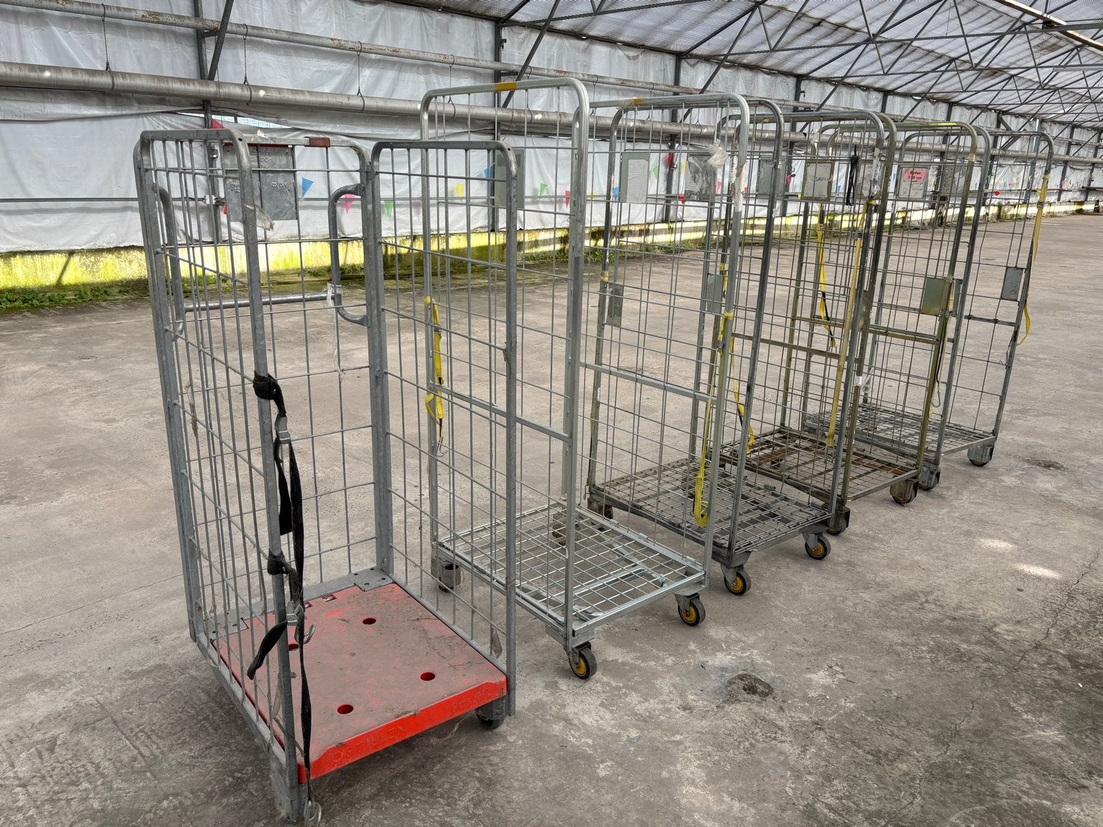 Diverse rolcontainers voor transport en opslag, Ophalen