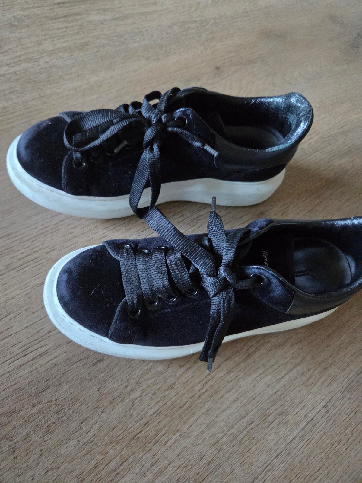 echte Alexander Mcqueen oversized sneakers  velvet maat 37, Ophalen of Verzenden, Gebruikt, Jongen of Meisje, Schoenen