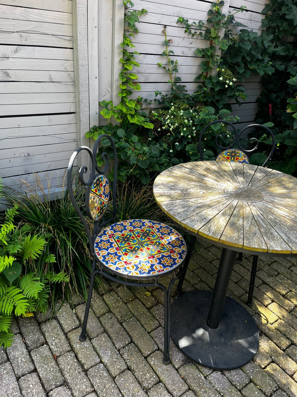 Bistro set mozaiek twee stoelen en ronde tafel, Gebruikt, Eettafel, Tuinset, Hout