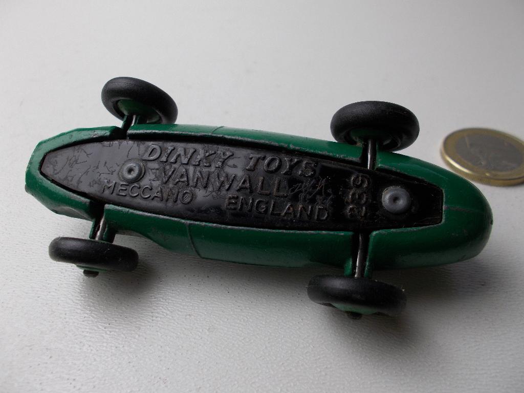 1958 Dinky Toys 239 VANWALL RACING CAR + DRIVER I.z.g.st., Ophalen of Verzenden, Zo goed als nieuw, Auto, Dinky Toys