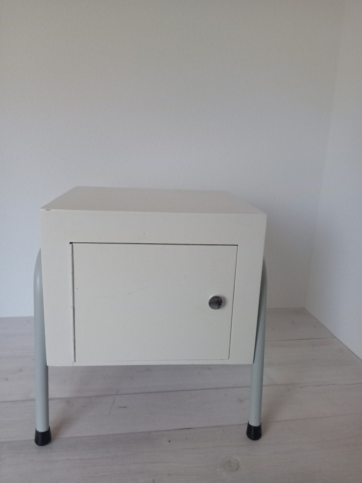 Compact nachtkastje met opbergruimte, Huis en Inrichting, Slaapkamer | Nachtkastjes, Ophalen, Gebruikt, Minder dan 45 cm, Metaal of Aluminium