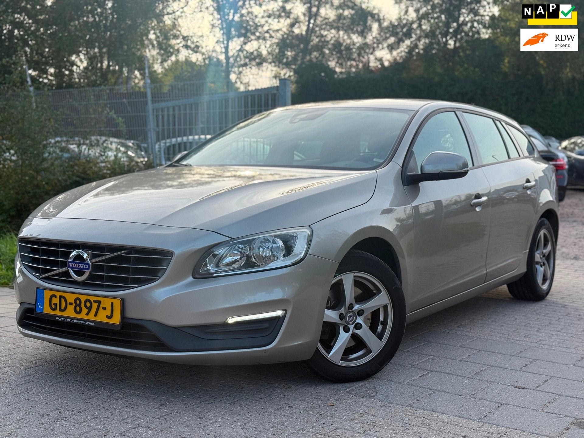 Volvo V60 2.0 D4 Kinetic AIRCO CRUISE NAVI PDC TREKHAAK, Auto's, Voorwielaandrijving, Dealer onderhouden, Euro 6, 4 cilinders