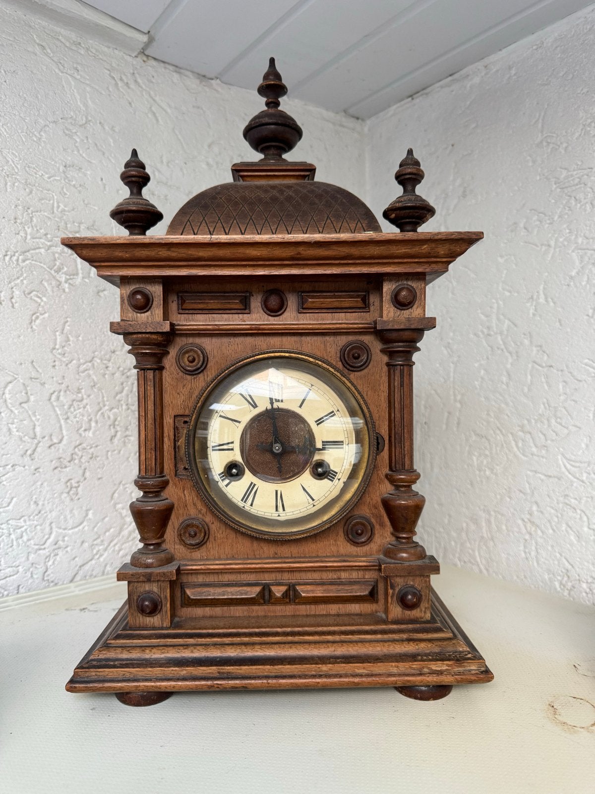 Antieke houten tafelklok met Romeinse cijfers, Ophalen