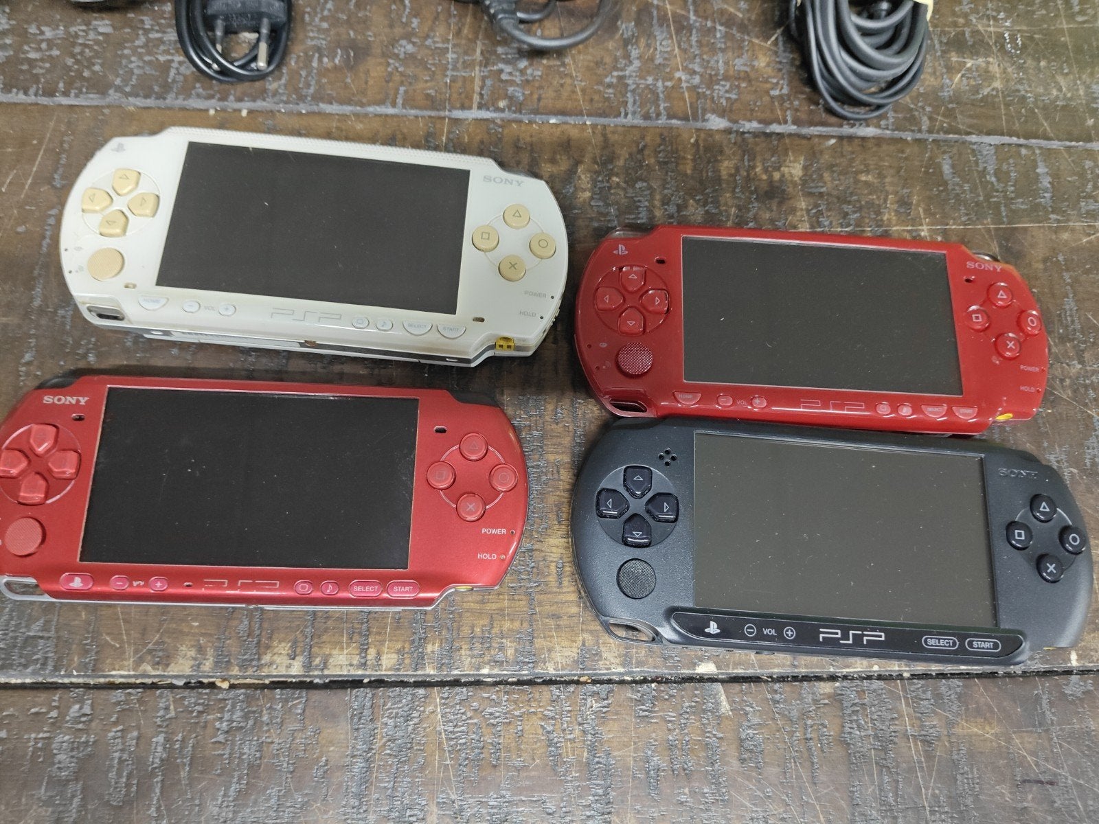 4x PSP (street, radiant red, white, rood), Spelcomputers en Games, Gebruikt, Overige modellen, Overige kleuren, Support@sony.com