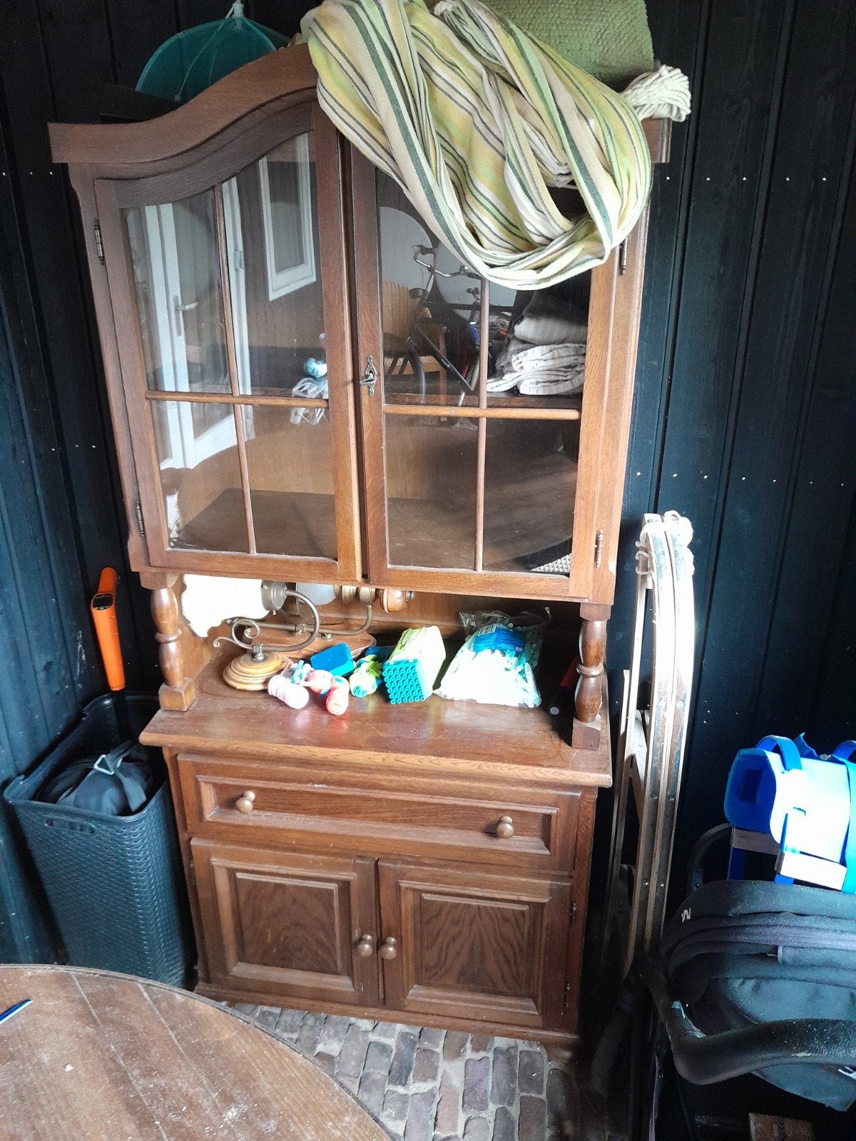 Antieke houten vitrinekast met opbergruimte, Ophalen of Verzenden