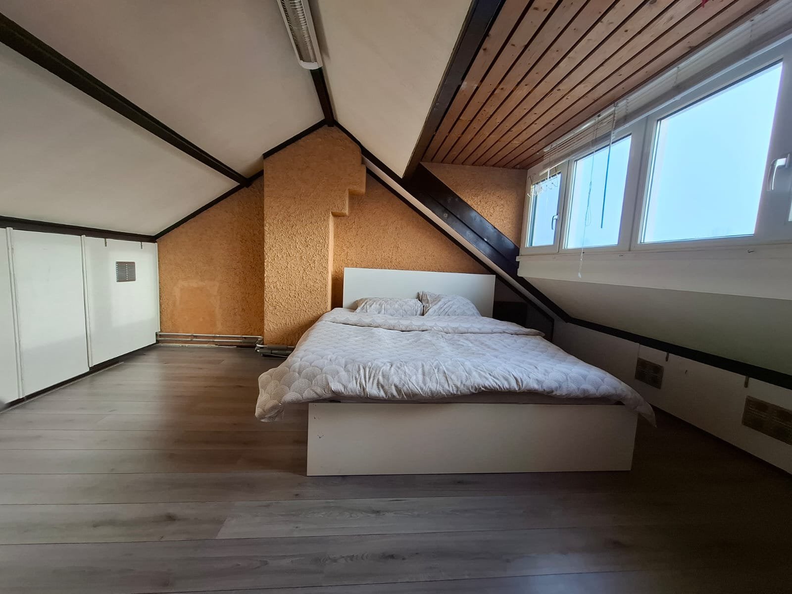Cupple room €1200/month with adress