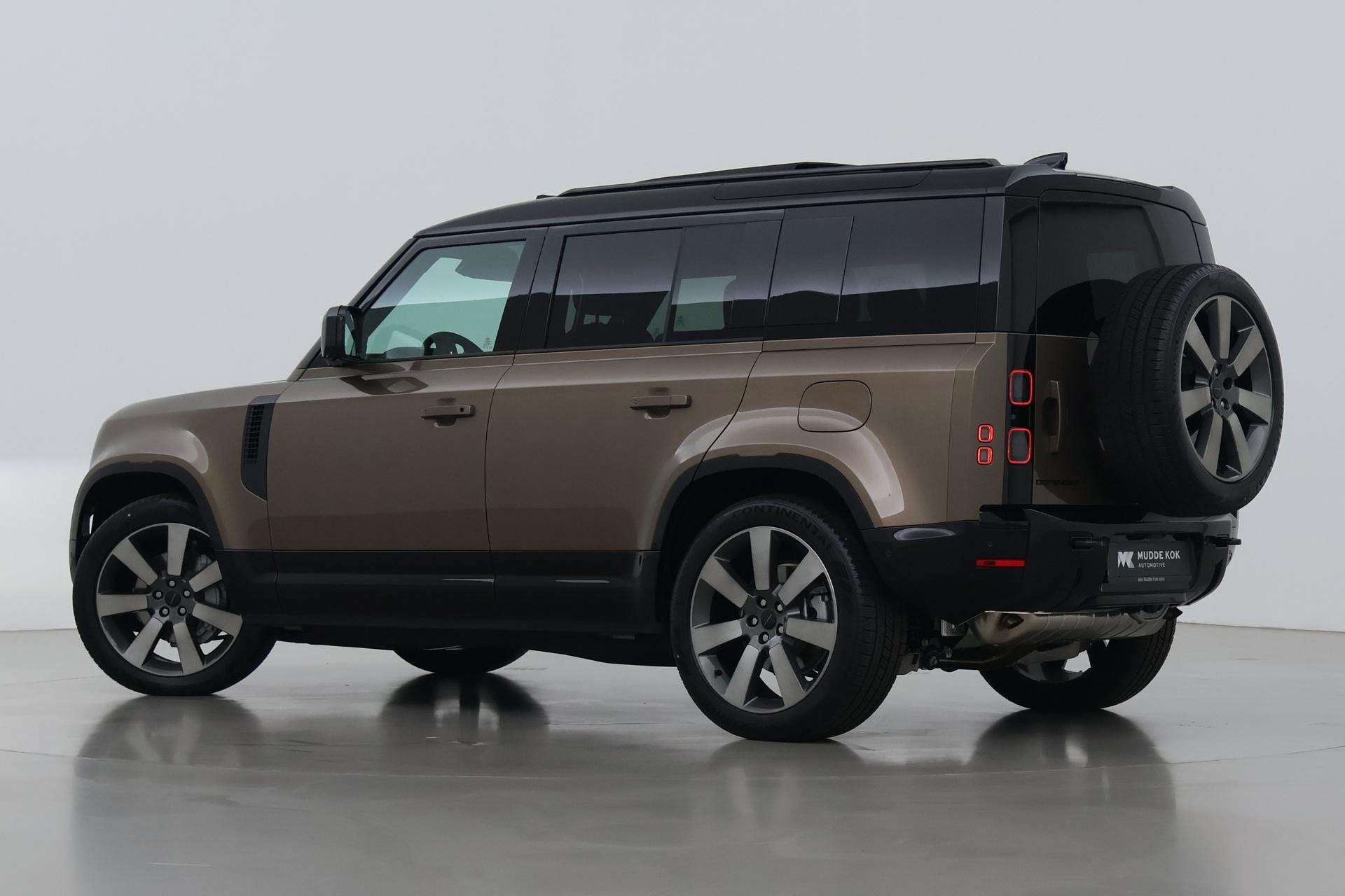 Land Rover Defender 110 P300e X-Dynamic HSE | MY26 | Luchtve, Auto's, Automaat, Gebruikt, 4 cilinders, Bruin