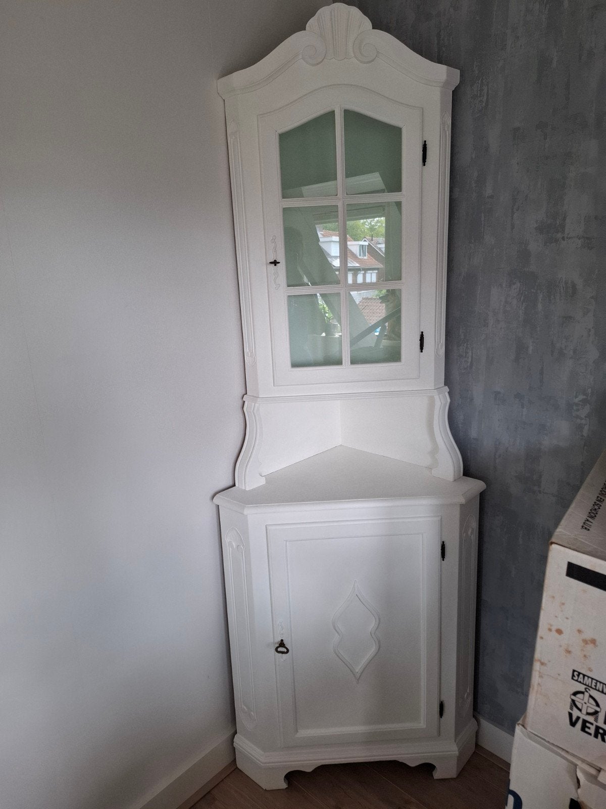 Witte hoekkast met vitrine en opbergruimte, Ophalen, Klassiek, Overige houtsoorten, 50 tot 100 cm