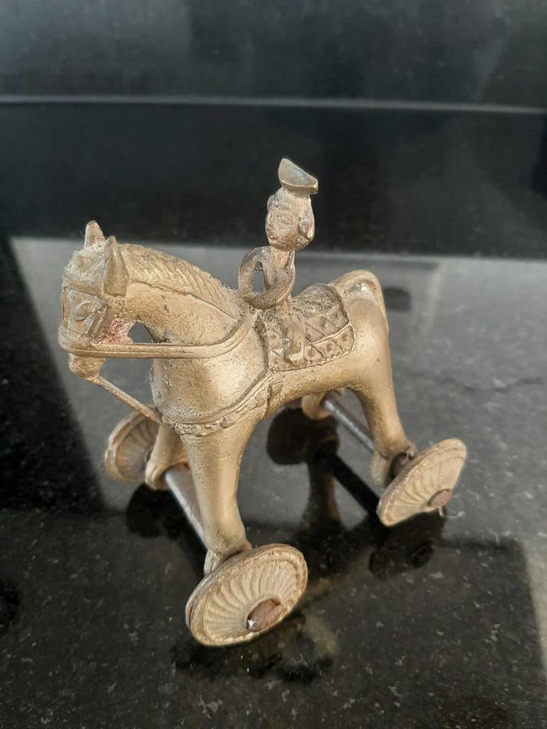 Antiek Indisch speelgoed: Ruiter op paard met wielen, Ophalen of Verzenden