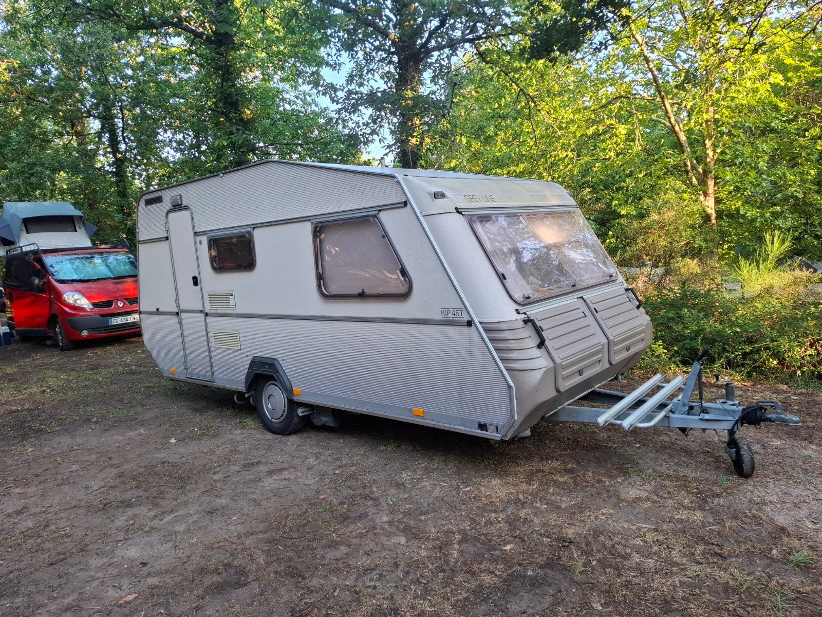 Kip Greyline 45 T (1990) Kurkdroog, volaut. mover stapelbed, Dwars-stapelbed, Kip, Treinzit, 750 - 1000 kg