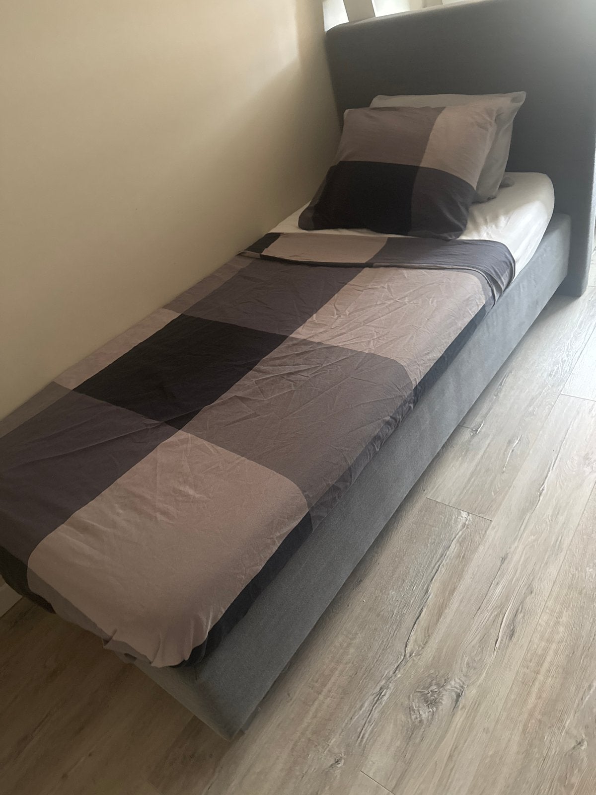 Swiss sense eenpersoonsbed met hoofdbord , Grijs stof, 90 cm, Eenpersoons, Ophalen of Verzenden, Zo goed als nieuw