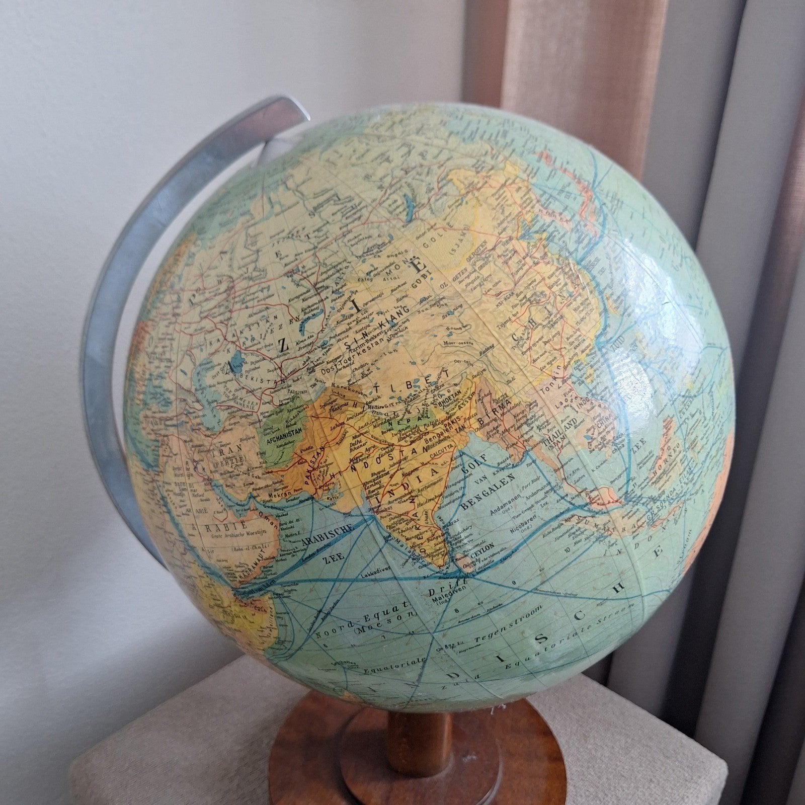 De afgebeelde wereldbol is een vintage staatkundige globe va, Gebruikt, Draaibaar, Ophalen of Verzenden, Staatkundige wereldbol