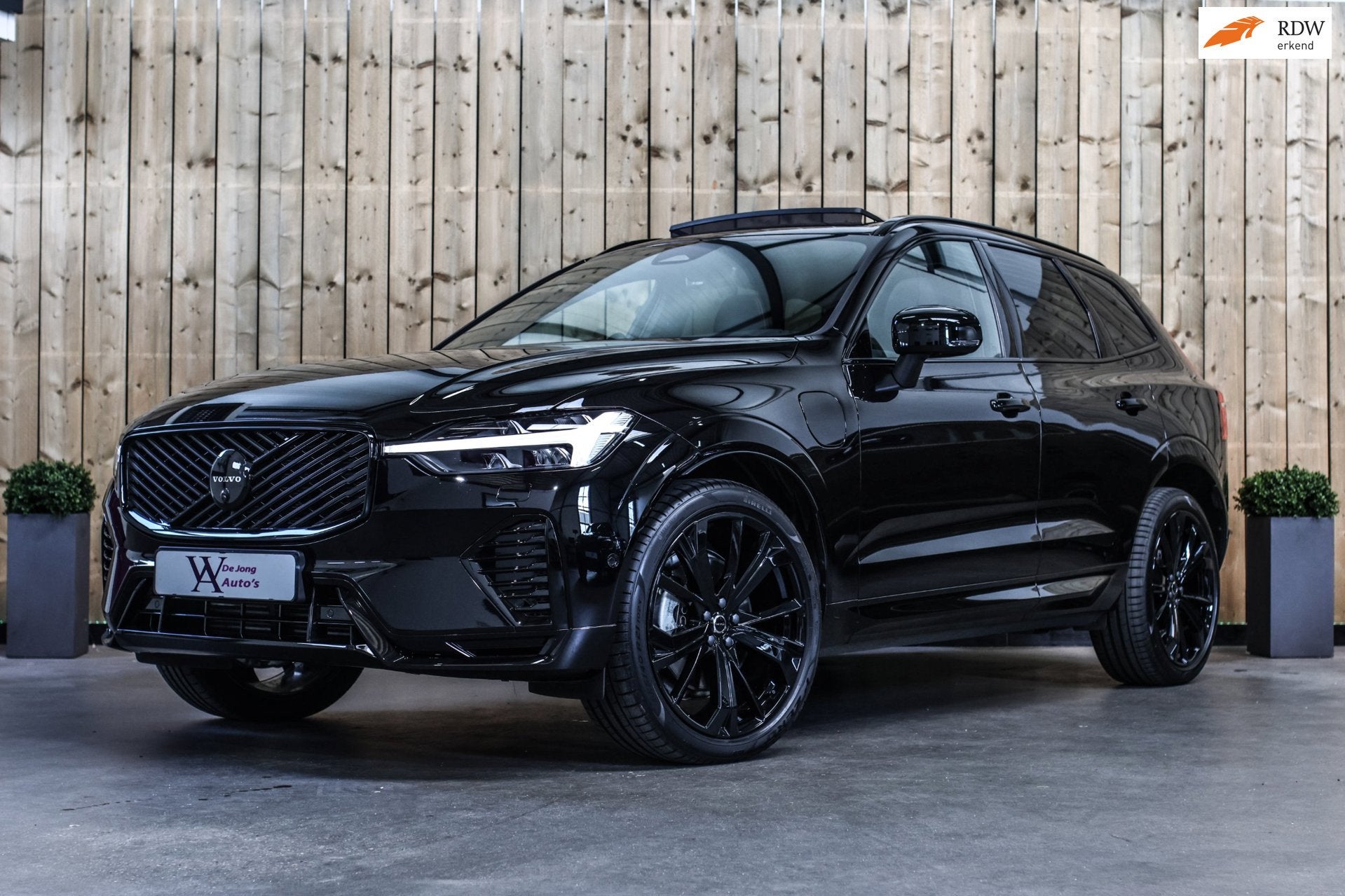 Volvo XC60 2.0 T8 Plug-in hybrid AWD Ultra Black Edition *B&, Automaat, Gebruikt, Zwart, 4 cilinders