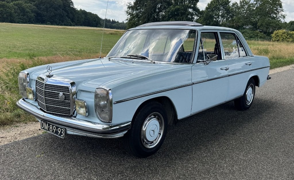Zeer nette Mercedes 200 W115 - 1972 - LPG schuifdak APK-vrij, Auto's, Achterwielaandrijving, Blauw, Bedrijf, Handgeschakeld