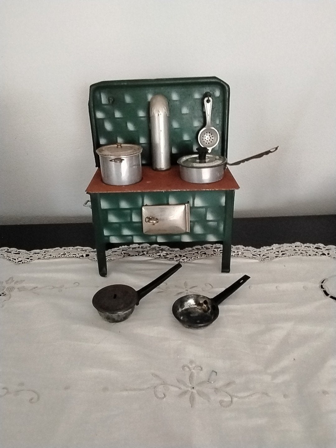 Antiek speelgoed tinnen fornuisje met pannenset, Verzenden